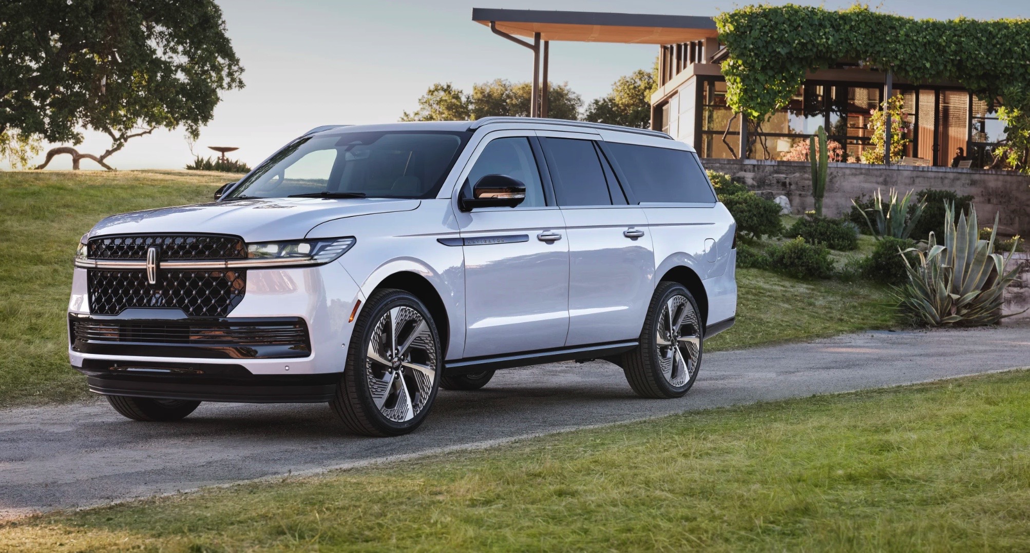 STUD OR DUD? DEBUT Allnew 2025 Navigator AutoSpies Auto News