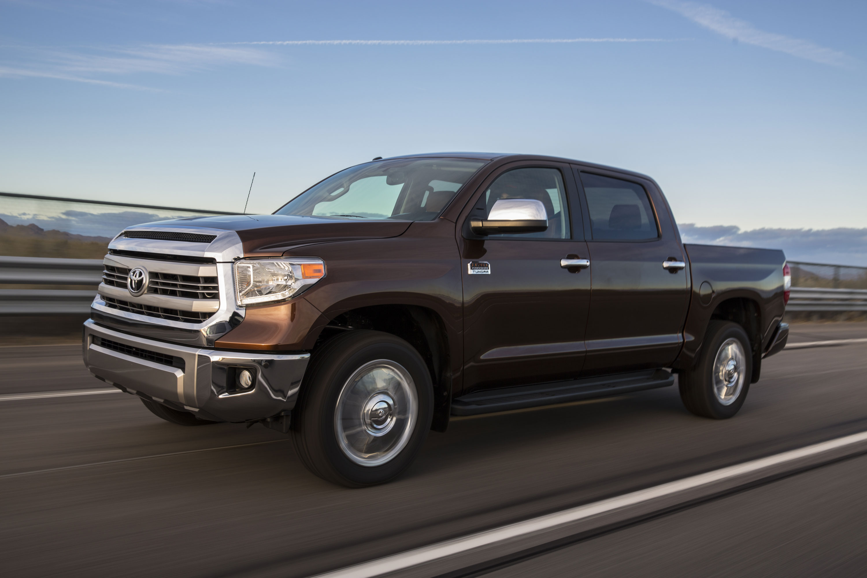 Toyota tundra. Toyota Tundra 2014. Тойота тундра 2015. Тойота тундра 22. Chevrolet Silverado vs Toyota Tundra.