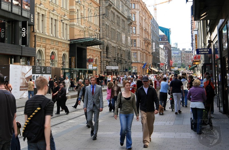 Хельсинки улицы окраины. Люди на улицах европы. Население хельсинки. Хельсинки чья столица. Хельсинки столица финляндии.